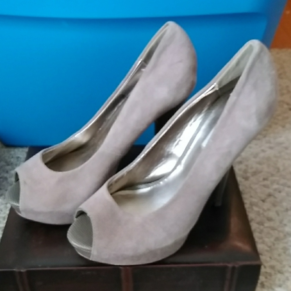 Steve Madden suede nude pumps